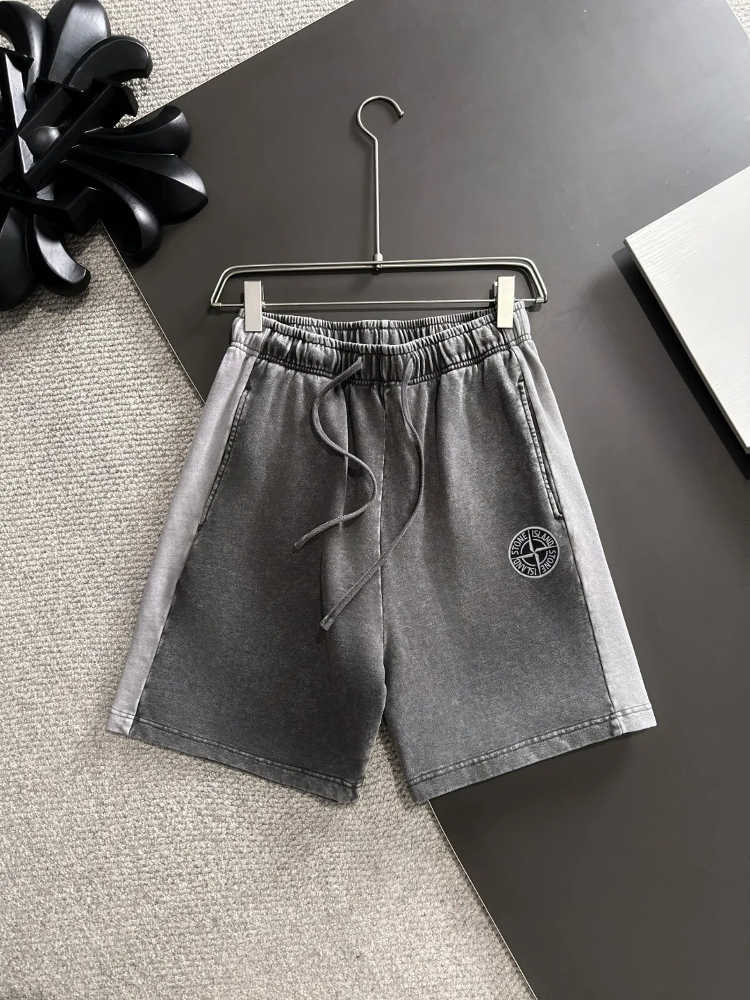 Next day shipment P300 High quality Stone lsland/Stone Island 2025 spring and summer new high-definition elastic band casual solid color loose shorts, made with machines imported from Italy. The hem of the trousers is stitched with two needles. The stitching is fine and firm. The fabric is customized at the counter and is highly breathable and comfortable. The details are impeccable. The brand element design concept reflects high quality. It feels delicate and soft! It presents a casual cut and the upper body shape is great! Size: S-XXL